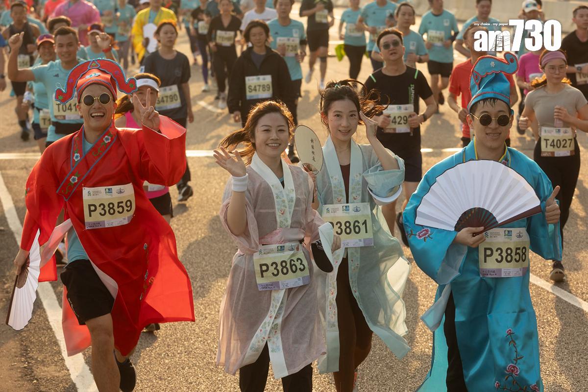 馬拉松10公里賽事,有跑手穿着特別服飾或打扮成不同造型參賽。(蘇文傑攝)