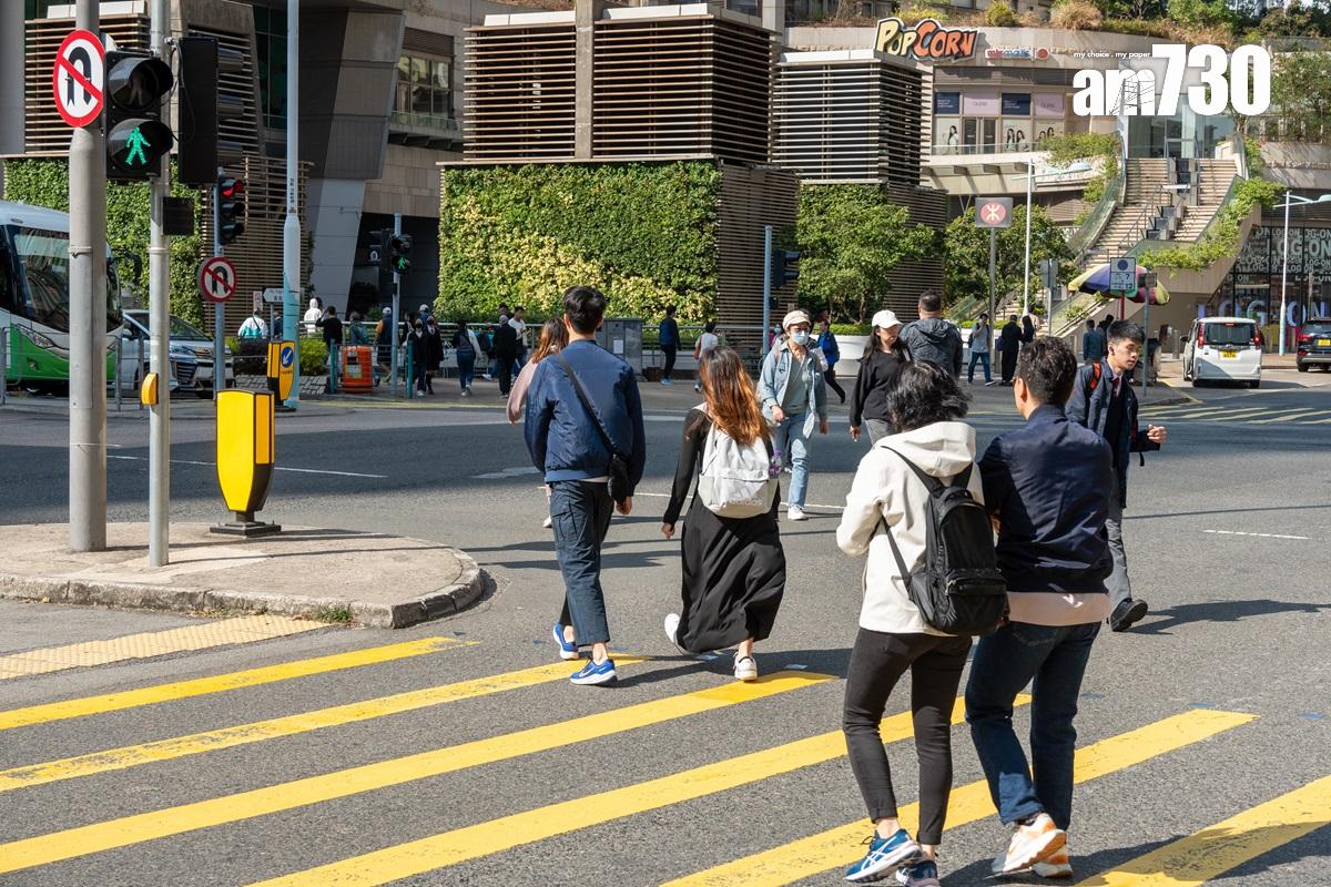 將軍澳寶邑路與唐俊街交界不少行人為節省時間,在「四邊全綠」的時候直接打斜過馬路。(陳奕釗攝)