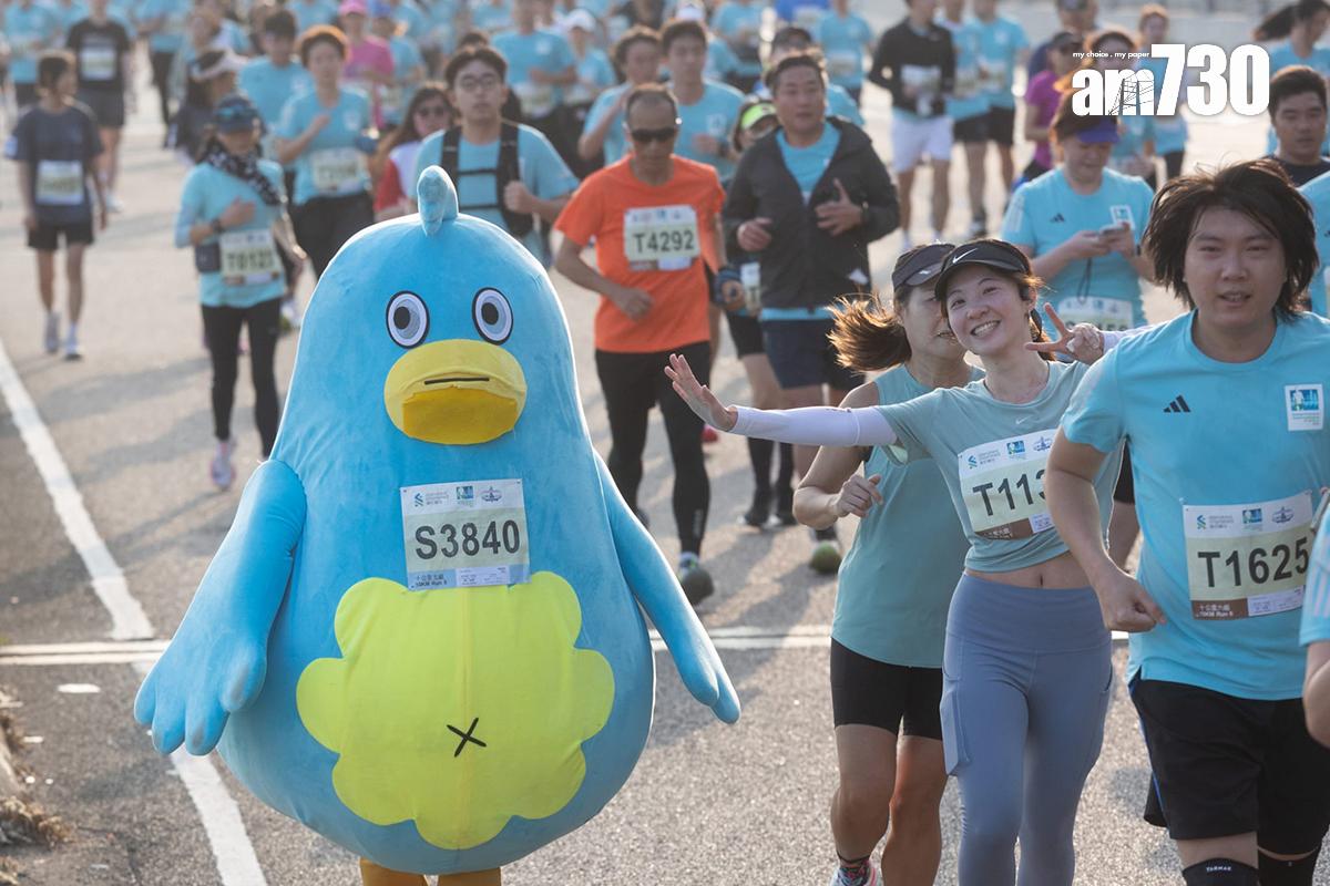 馬拉松10公里賽事,有跑手穿着特別服飾或打扮成不同造型參賽。(蘇文傑攝)