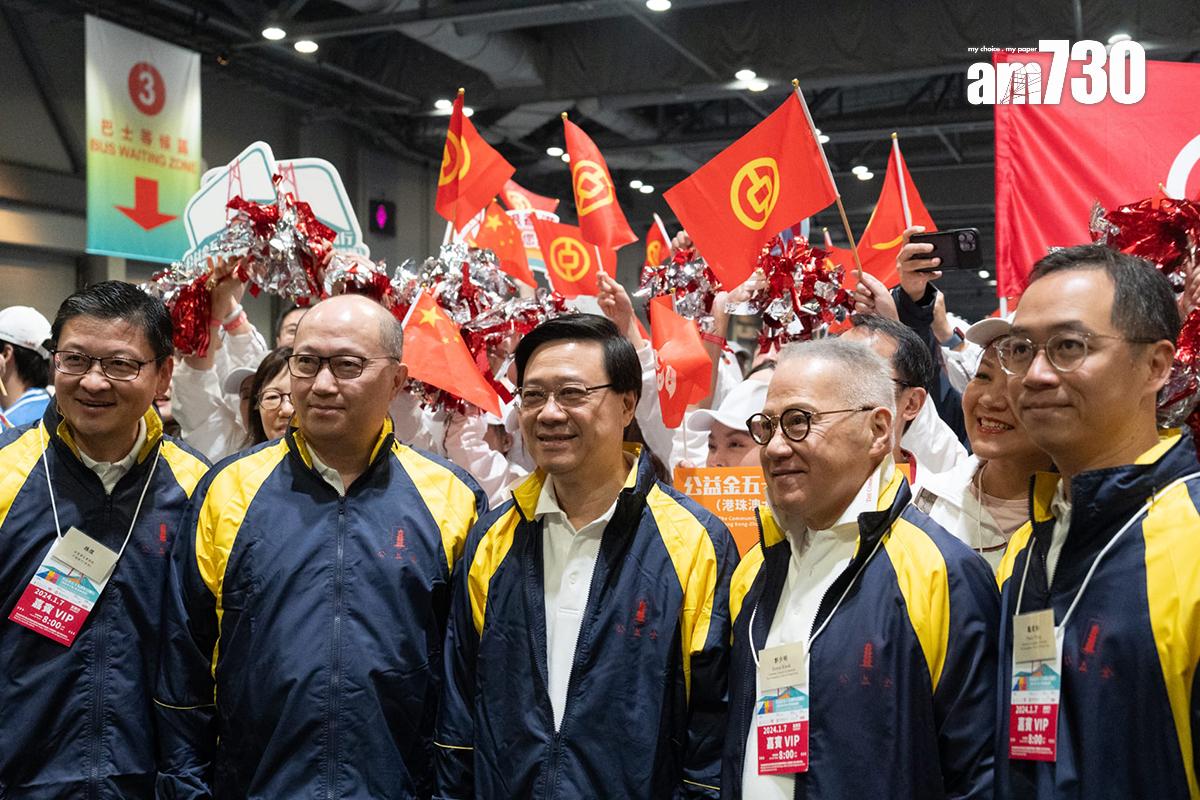 鄭雁雄(左二)和李家超(中)等檢閱參加隊伍並與他們合照。(林靄怡攝)