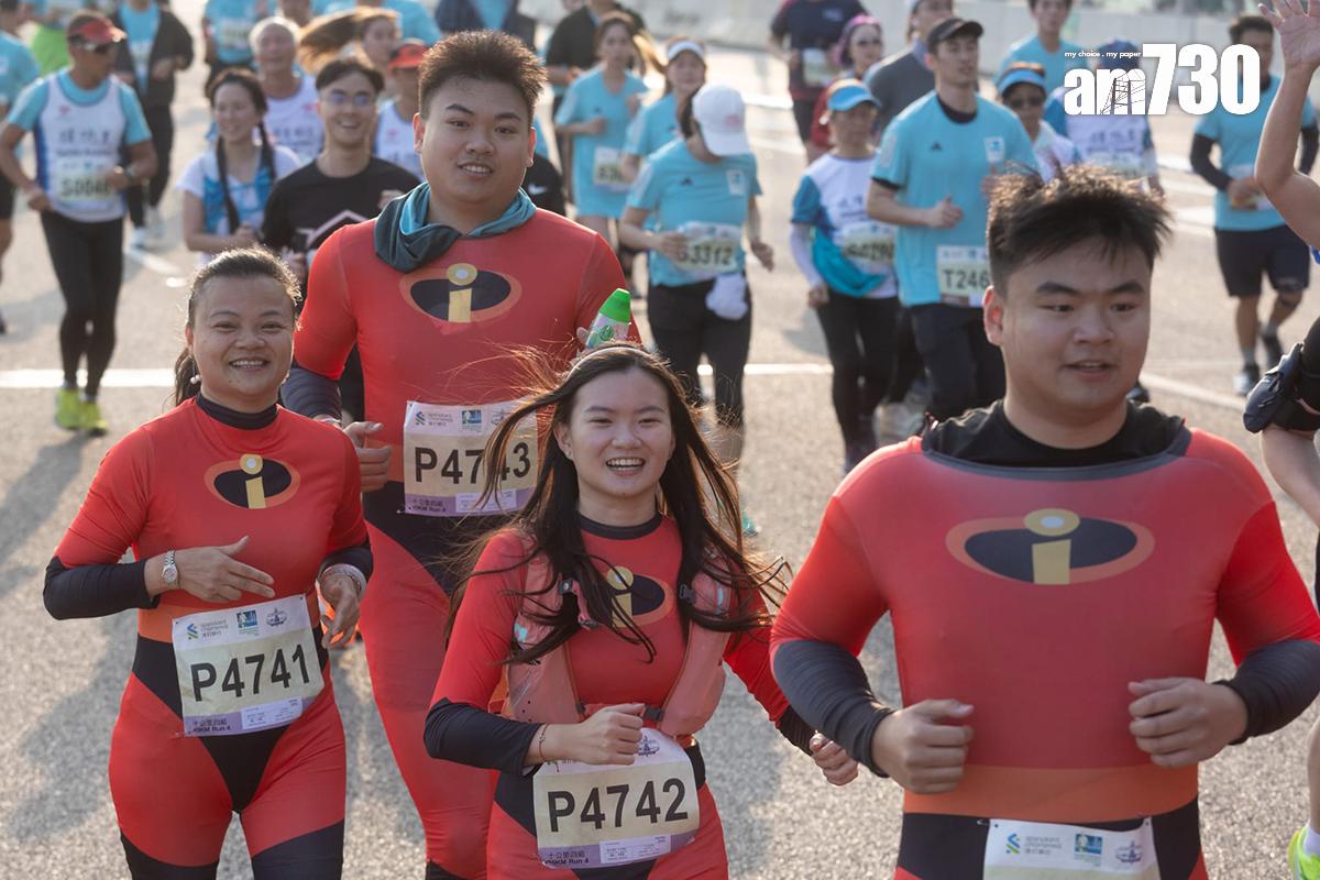 馬拉松10公里賽事,有跑手穿着特別服飾或打扮成不同造型參賽。(蘇文傑攝)