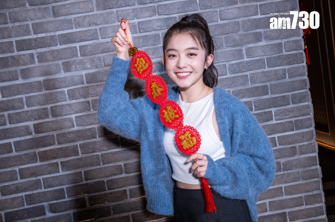 年僅20歲的小師妹Hazel,獲師兄師姐祝福事業學業同樣取得好成績。 (陳奕釗攝)