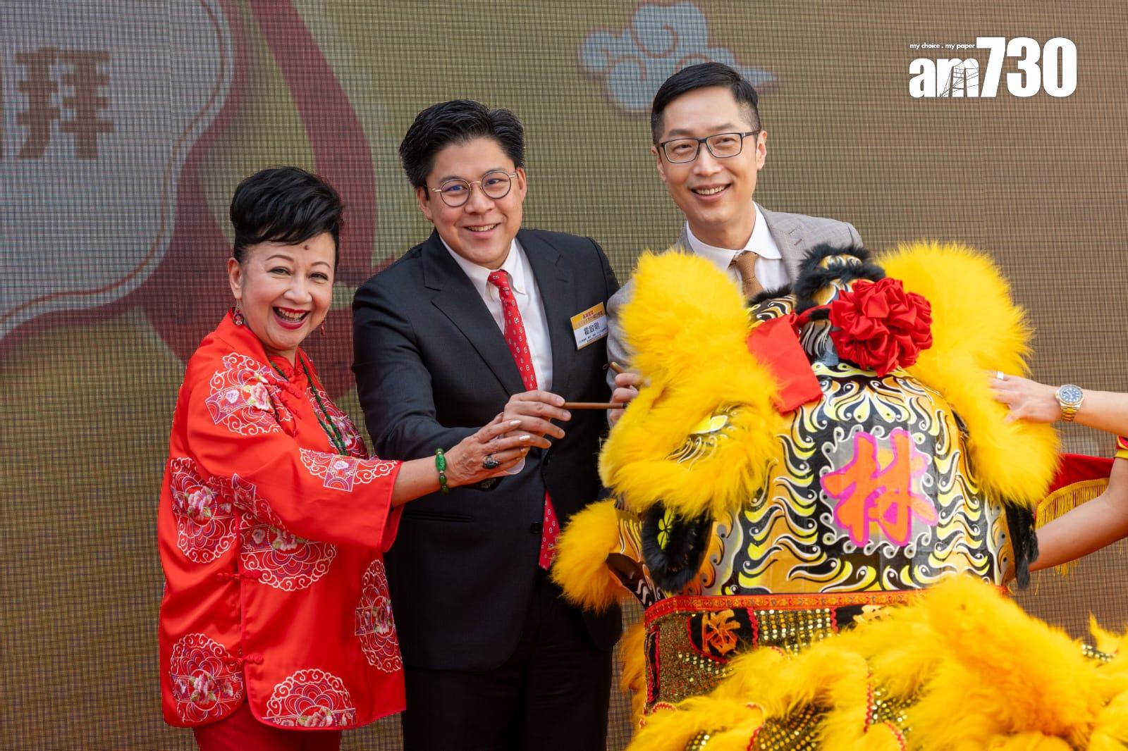 馬浚偉、霍啟剛、家燕姐一同主持醒獅點睛儀式。 (陳奕釗攝)