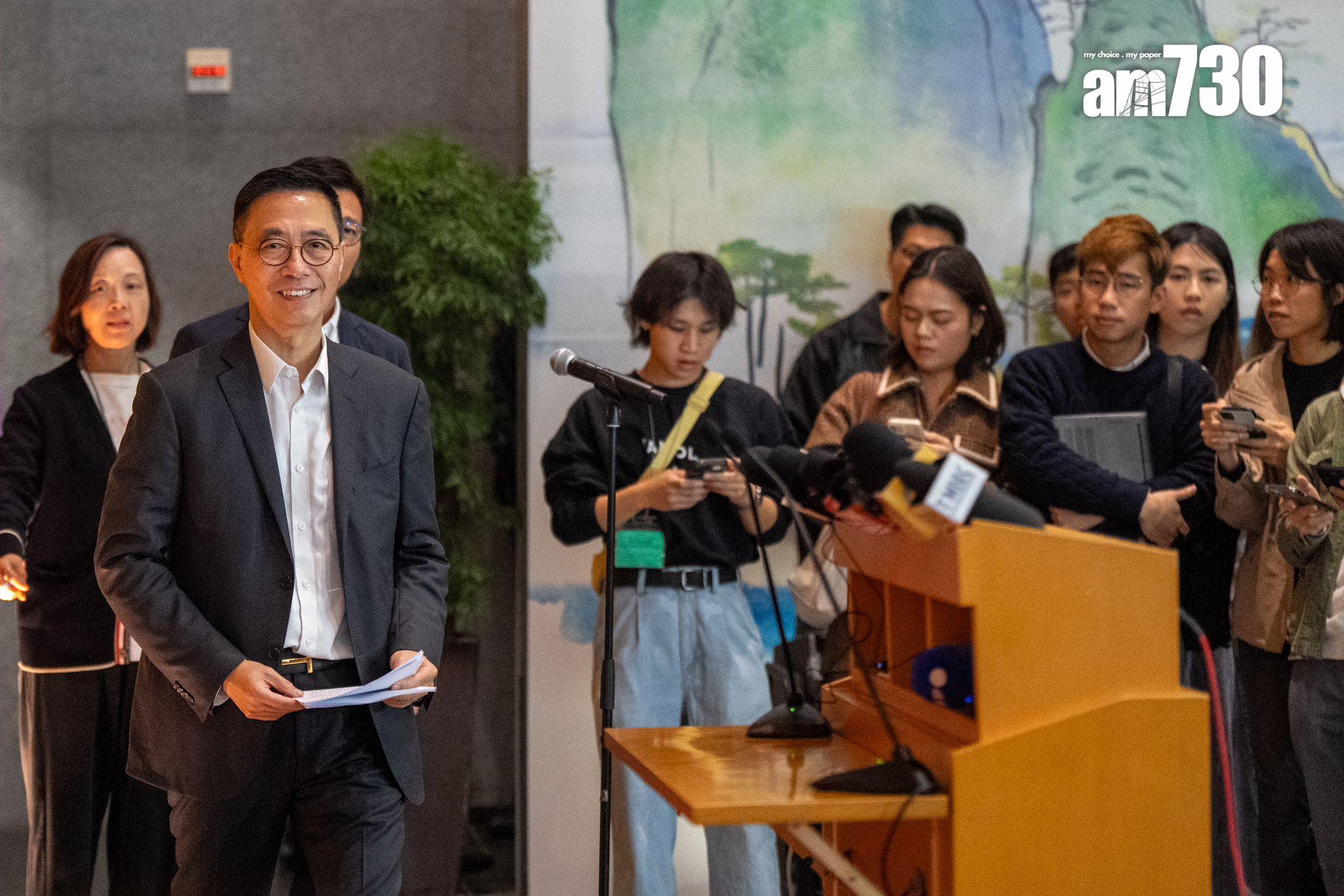 美斯訪香港|楊潤雄和黃德森中午就美斯缺陣見傳媒。(林靄怡攝)