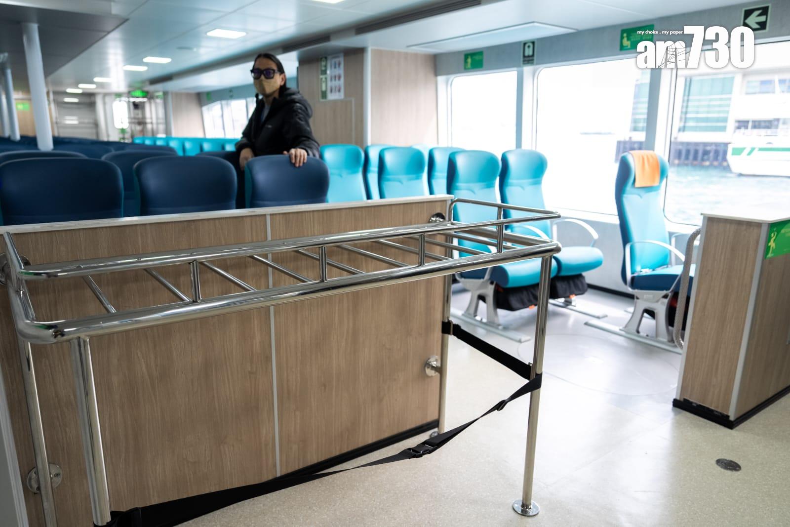 港九小輪的新船「港九1」乘載約450名乘客,船隻有與飛機差不多的海上緊急逃生系統。(林靄怡攝)