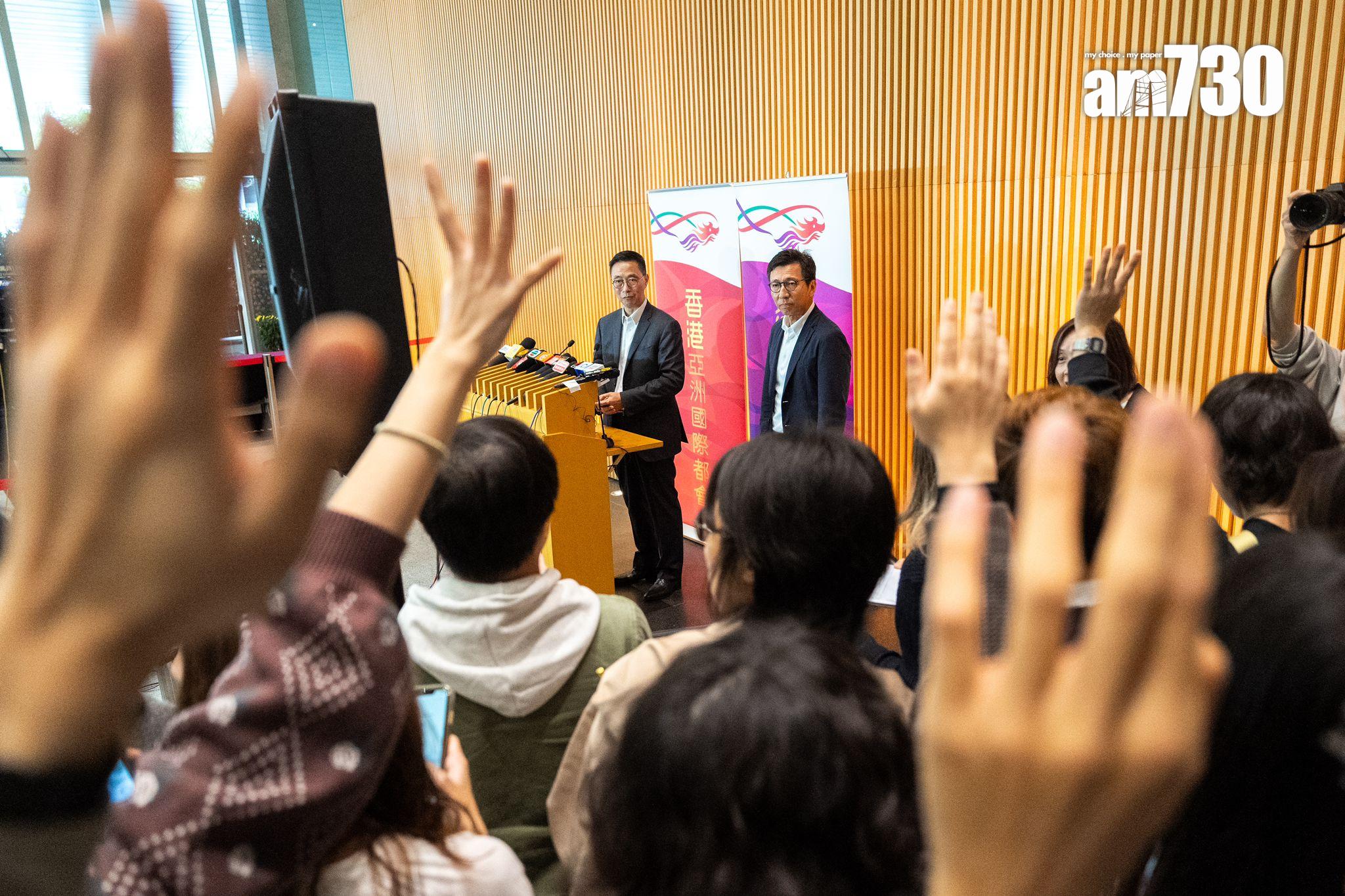 美斯訪香港|楊潤雄和黃德森中午就美斯缺陣見傳媒。(林靄怡攝)