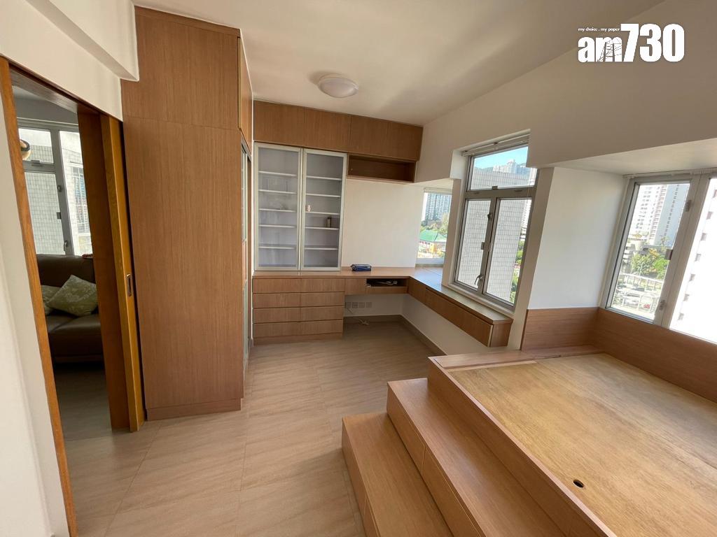 睡房設有不少訂製儲物櫃,收納空間充足。