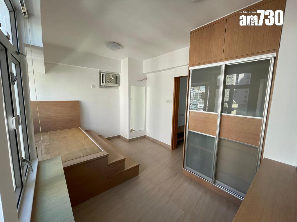 睡房空間寬敞,設有置頂大衣櫃和地台,十分實用。