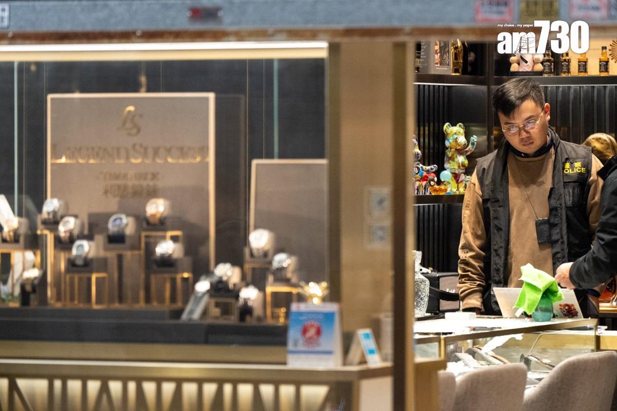 銅鑼灣一間錶行遇劫,探員到場蒐證和檢取證物。(林靄怡攝)