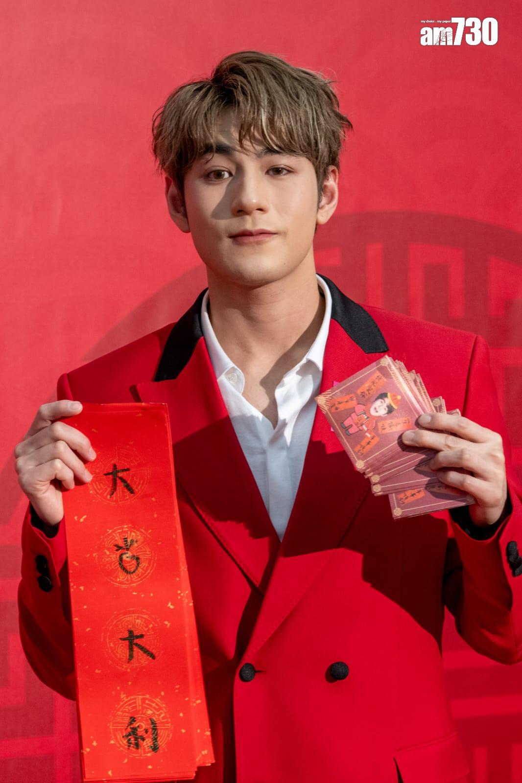 Jeffrey魏浚笙出席醒獅點睛活動,大派揮春。(陳奕釗攝)