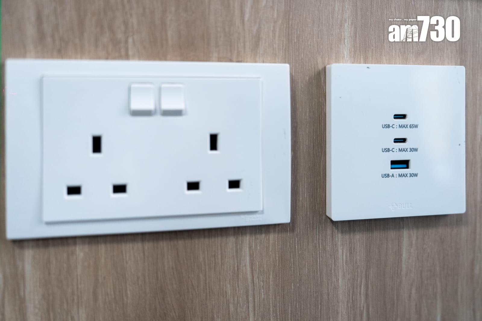 港九小輪的新船「港九1」乘載約450名乘客,船隻有與飛機差不多的海上緊急逃生系統。(林靄怡攝)