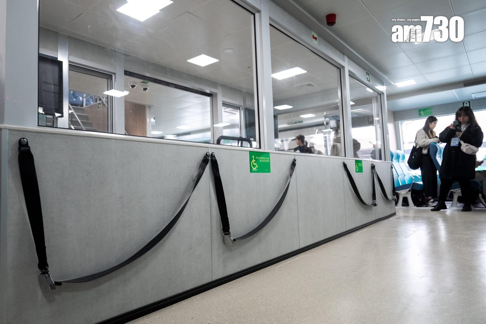 港九小輪的新船「港九1」乘載約450名乘客,船隻有與飛機差不多的海上緊急逃生系統。(林靄怡攝)