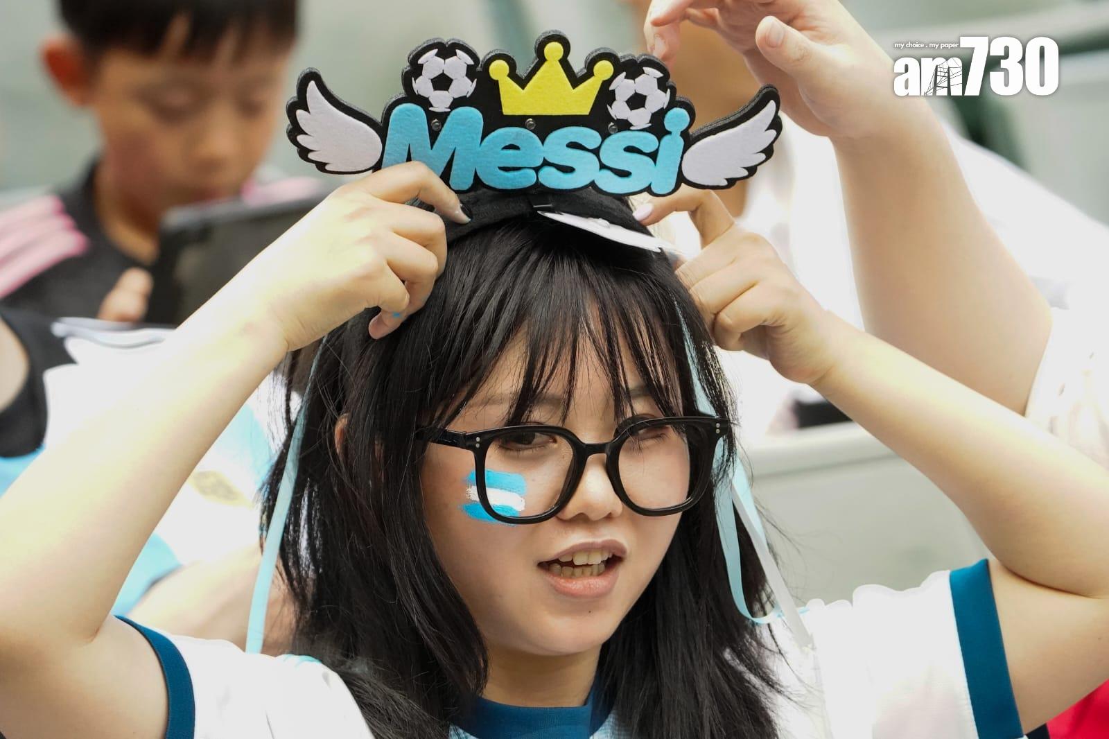 美斯訪香港|球迷戴美斯面具支持偶像 買過千元紀念品認為有助帶動經濟(蘇文傑攝)