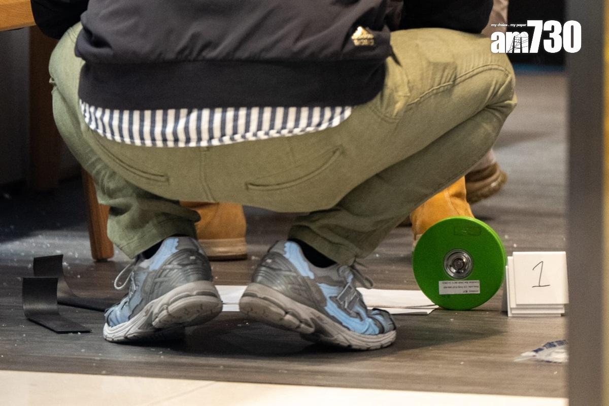 銅鑼灣一間錶行遇劫,探員到場蒐證和檢取證物。(林靄怡攝)