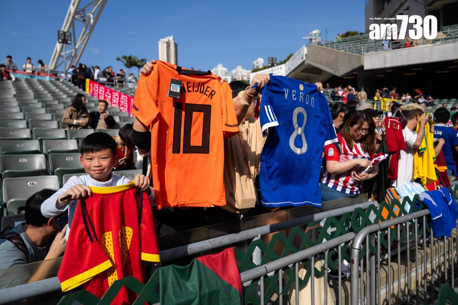 有球迷帶同球衣進場。(林靄怡攝)