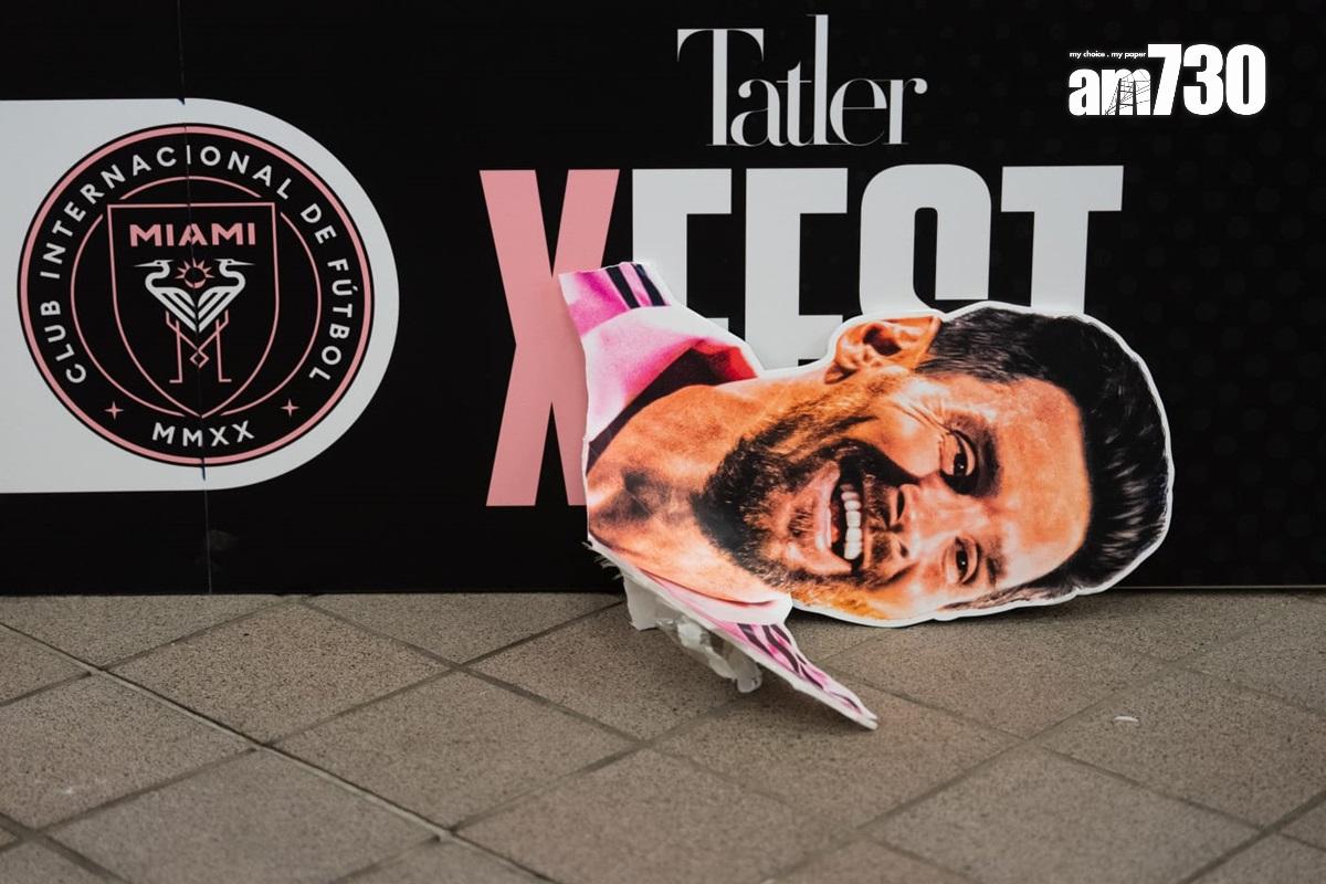 賽後球場有一個紙板宣傳品懷疑遭踢爛,美斯的「頭」跌在地上。(林靄怡攝)