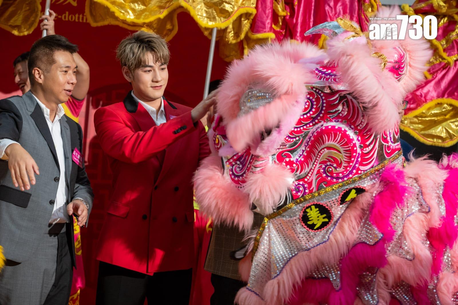 Jeffrey魏浚笙今日現身銅鑼灣時代廣場,主持金龍醒獅點睛儀式。(陳奕釗攝)