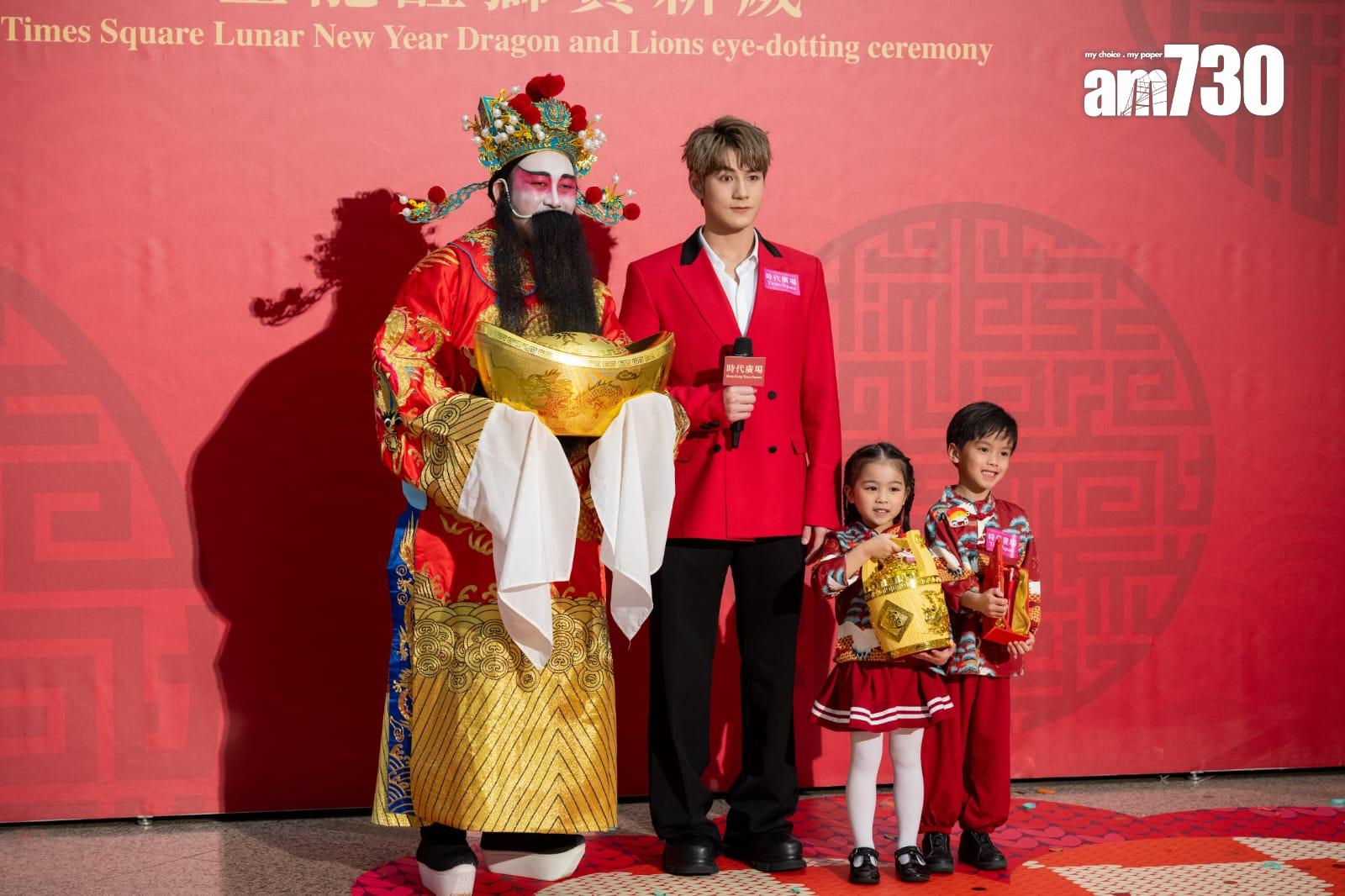 Jeffrey魏浚笙今日現身銅鑼灣時代廣場,主持金龍醒獅點睛儀式。(陳奕釗攝)