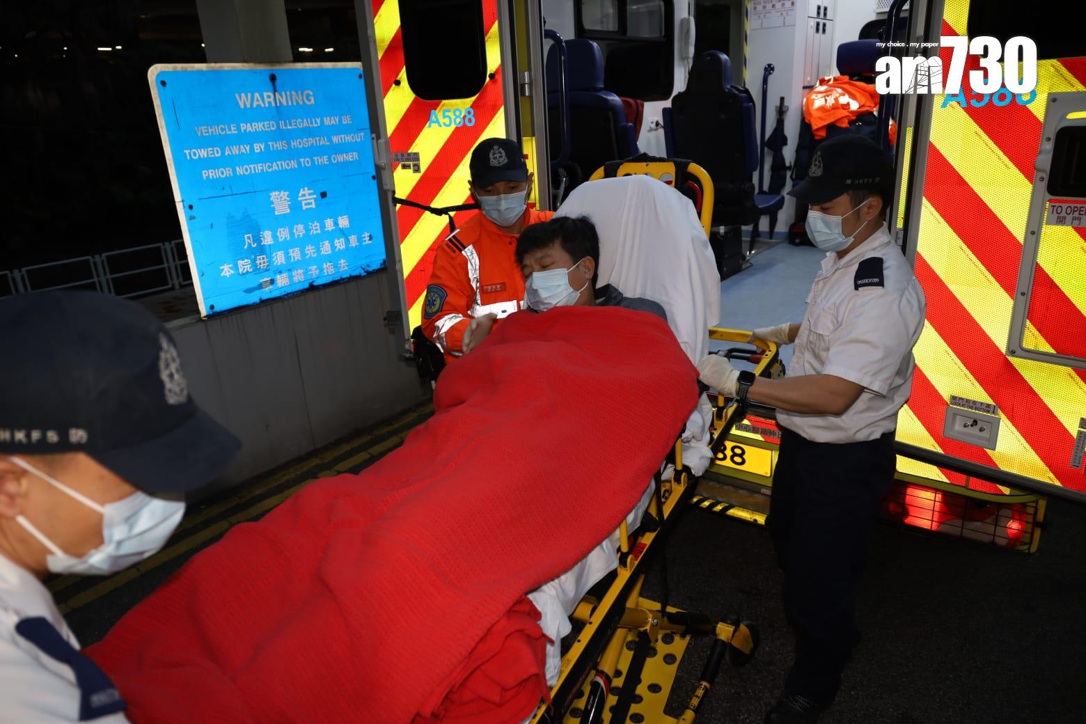 啓德澐璟地盤塌棚架意外,其中一名傷者送伊利沙伯醫院。(鍾式明攝)