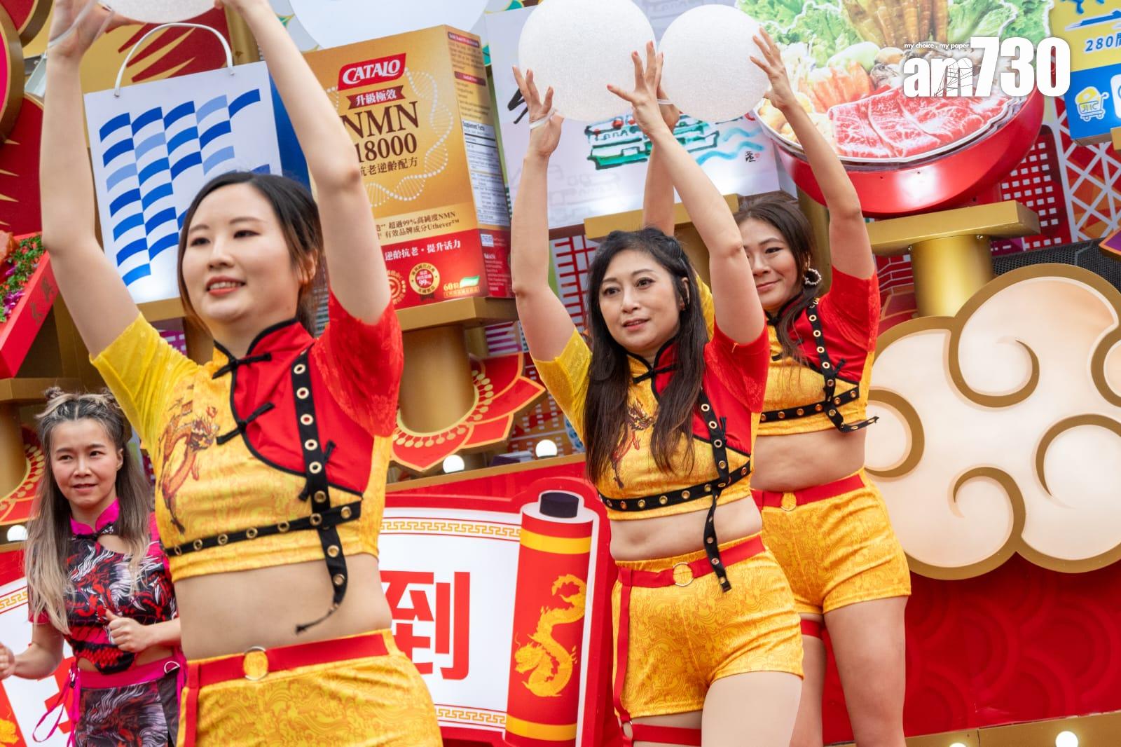 農曆新年2024|旅發局年初一晚在尖沙咀舉行花車巡遊 9輛花車及29支表演隊伍參與(陳奕釗攝)