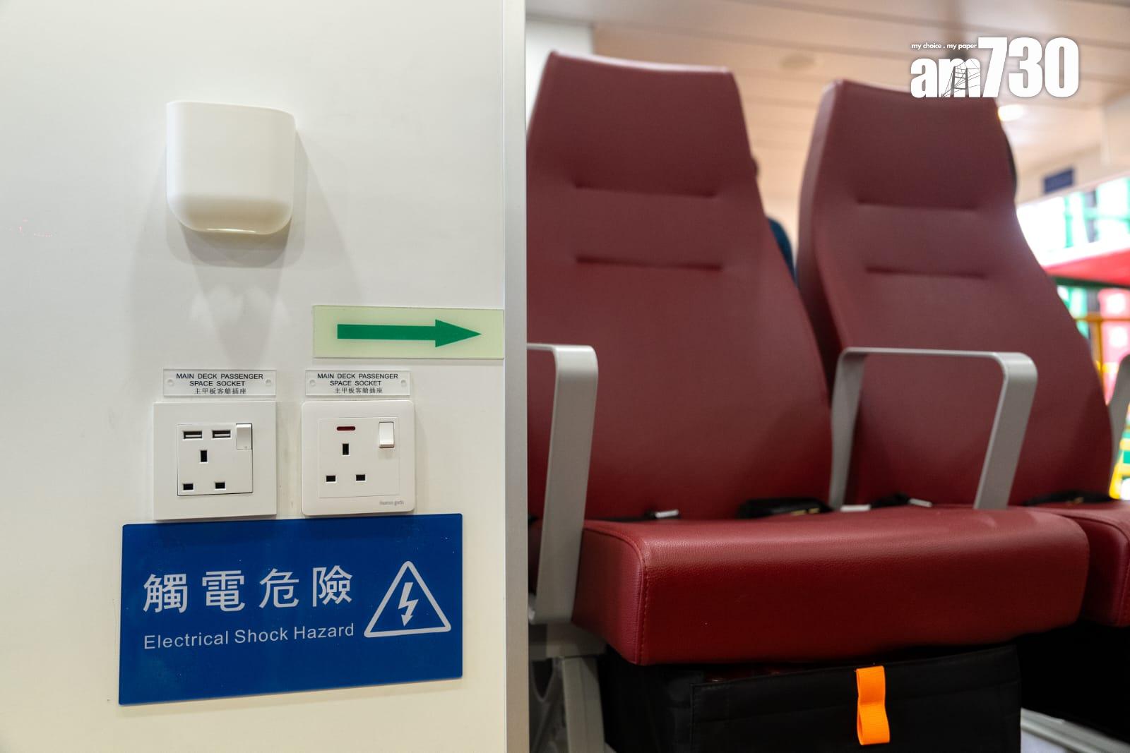 新渡輪旗下兩艘新船均能乘載約500名乘客,同時有母嬰專用座、額外通風設施的寵物區、更多輪椅座位和行李架等人性化設施;「新明珠2」使用碳纖維複合材料,具有耐腐蝕、抗疲勞等優勢。(林靄怡攝)