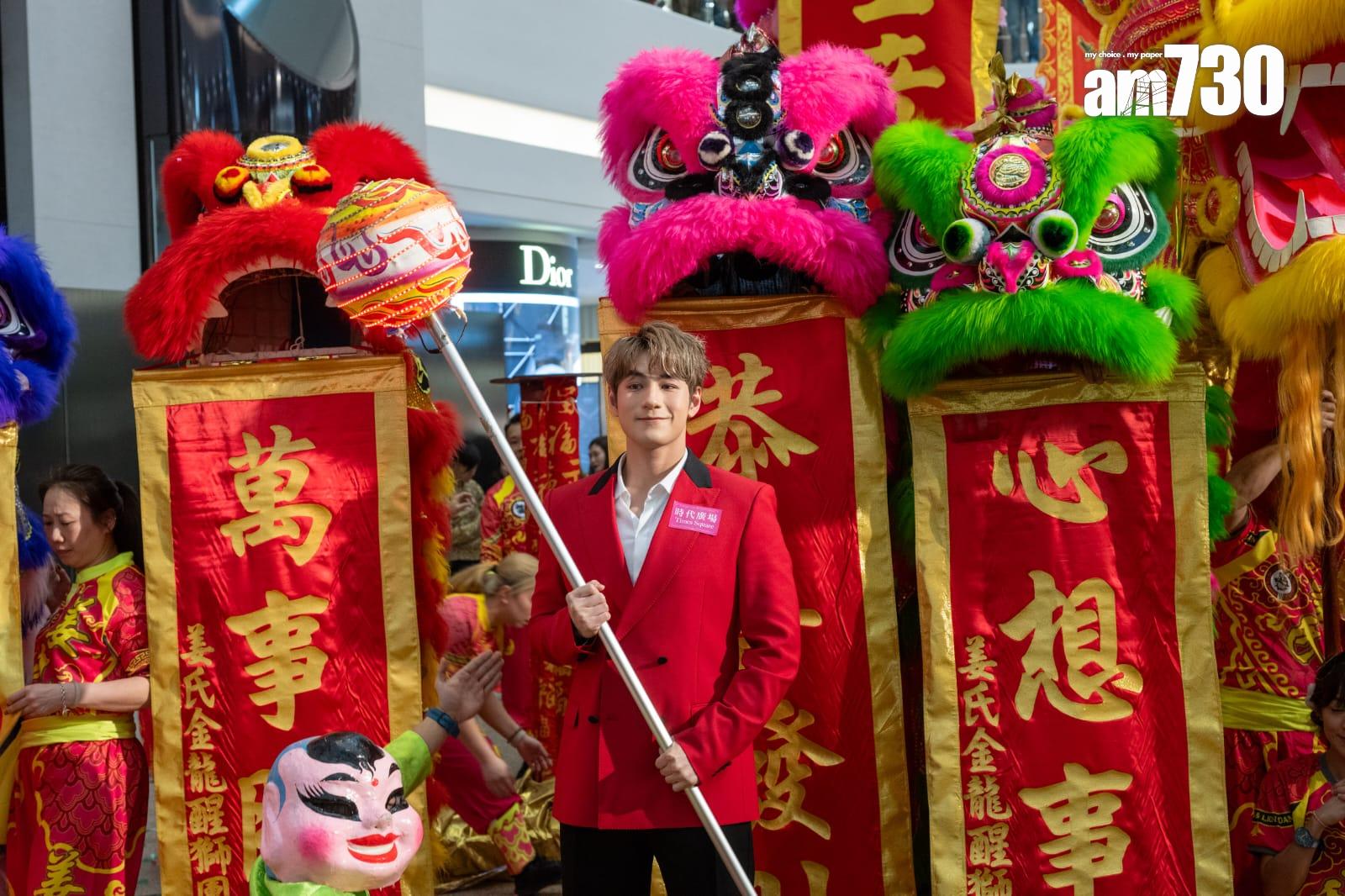 Jeffrey魏浚笙今日現身銅鑼灣時代廣場,主持金龍醒獅點睛儀式。(陳奕釗攝)