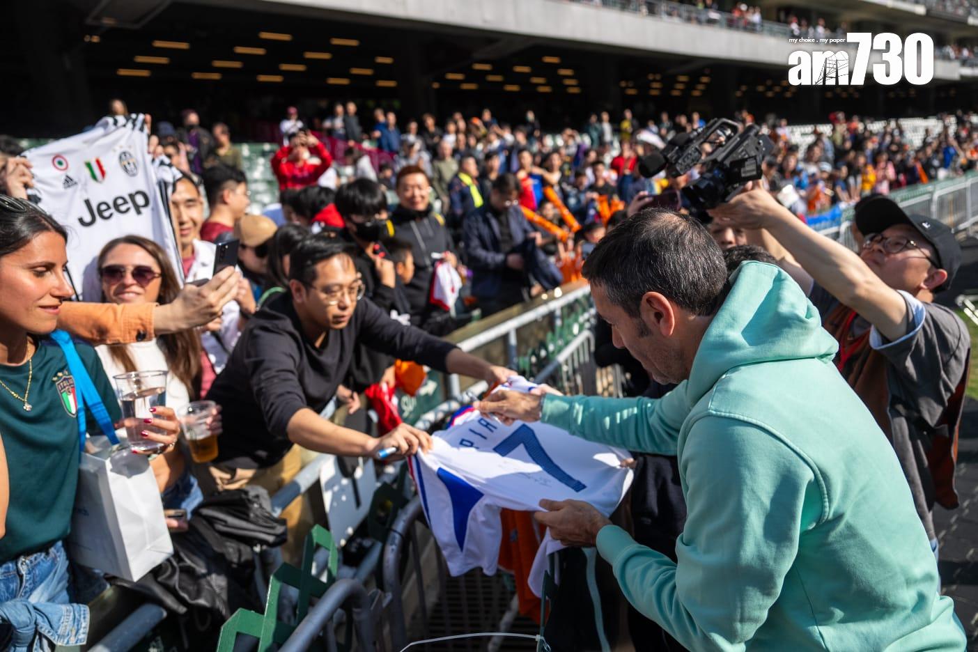 熱情的球迷向球星索取簽名。(林靄怡攝)