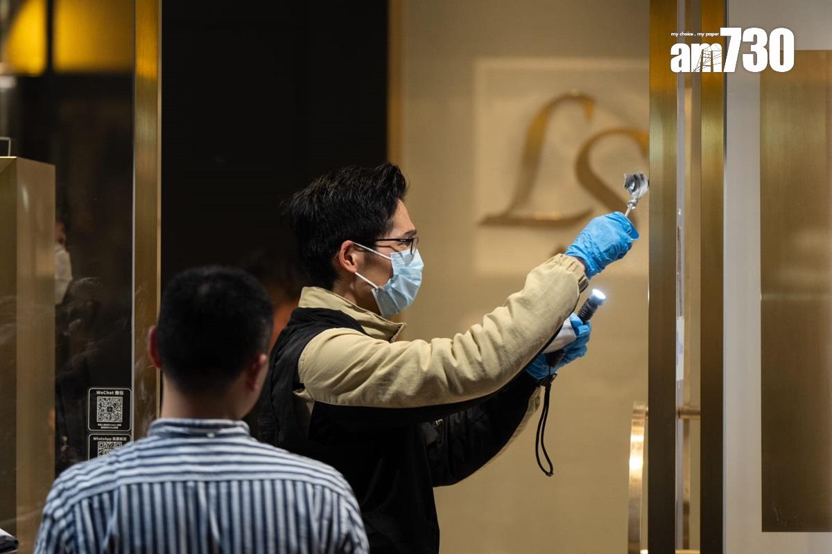 銅鑼灣一間錶行遇劫,探員到場蒐證和檢取證物。(林靄怡攝)
