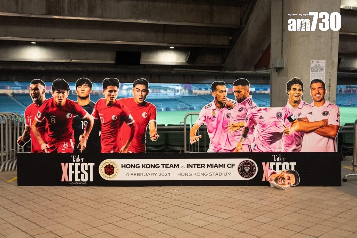 賽後球場有一個紙板宣傳品懷疑遭踢爛,美斯的「頭」跌在地上。(林靄怡攝)