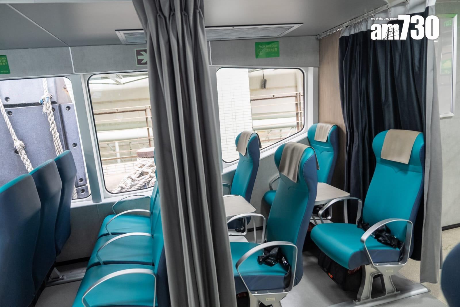 港九小輪的新船「港九1」乘載約450名乘客,船隻有與飛機差不多的海上緊急逃生系統。(林靄怡攝)