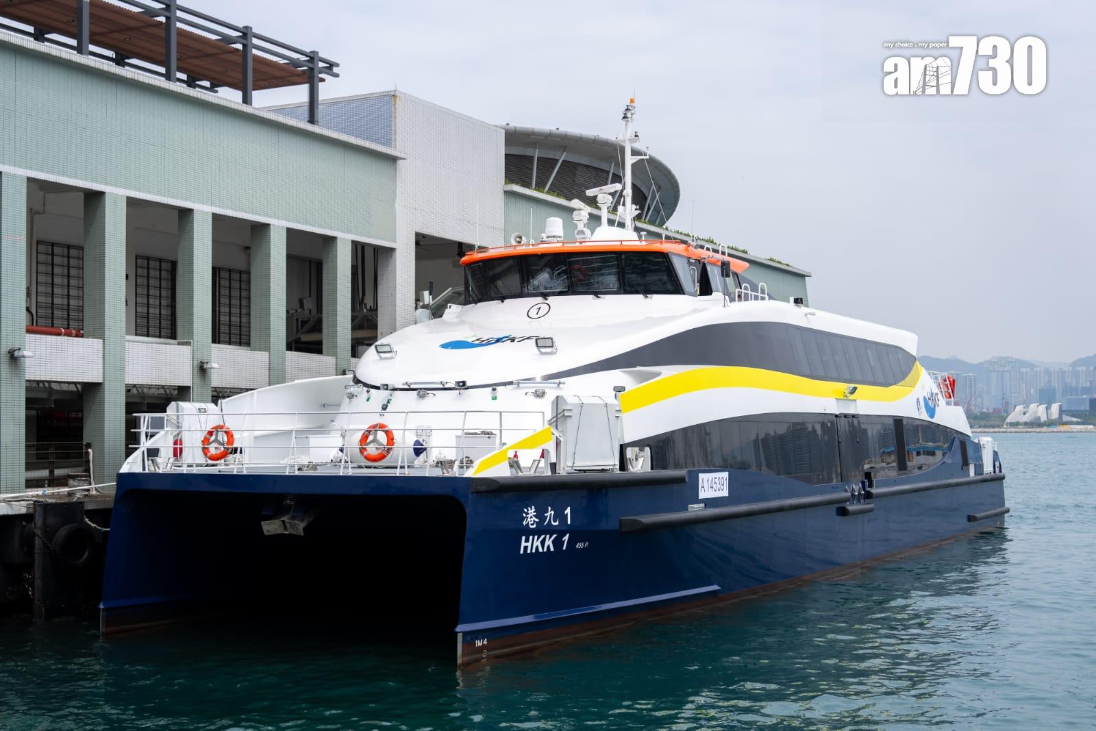 港九小輪的新船「港九1」乘載約450名乘客,船隻有與飛機差不多的海上緊急逃生系統。(林靄怡攝)