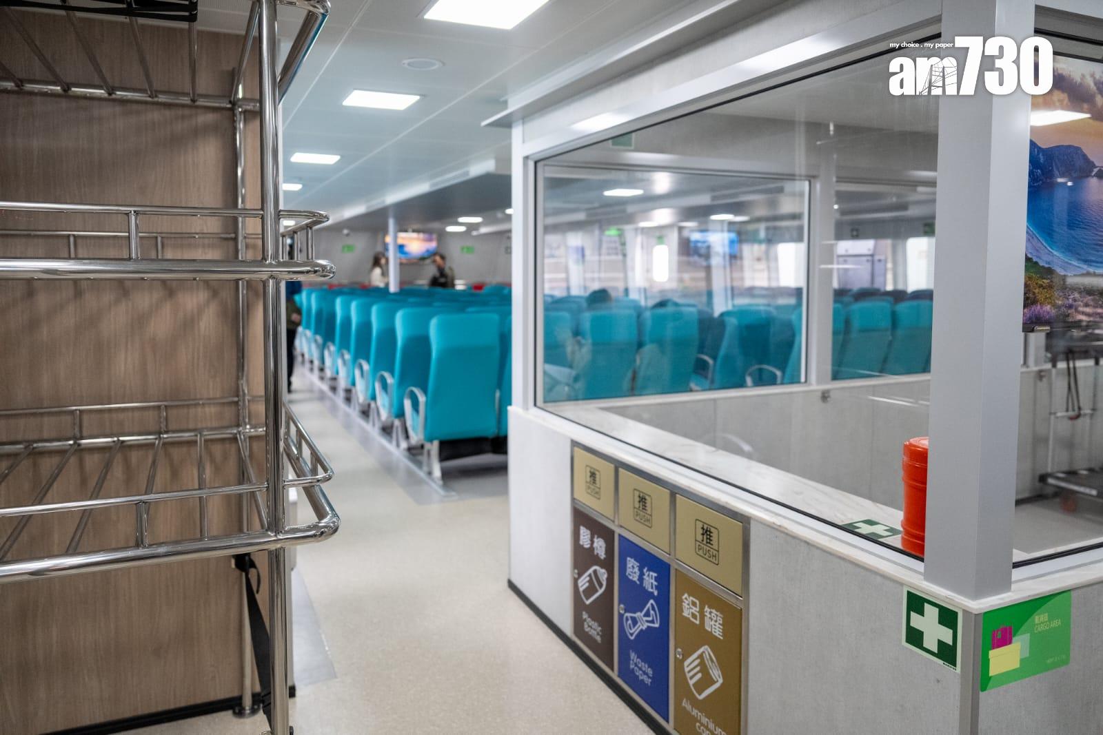 港九小輪的新船「港九1」乘載約450名乘客,船隻有與飛機差不多的海上緊急逃生系統。(林靄怡攝)