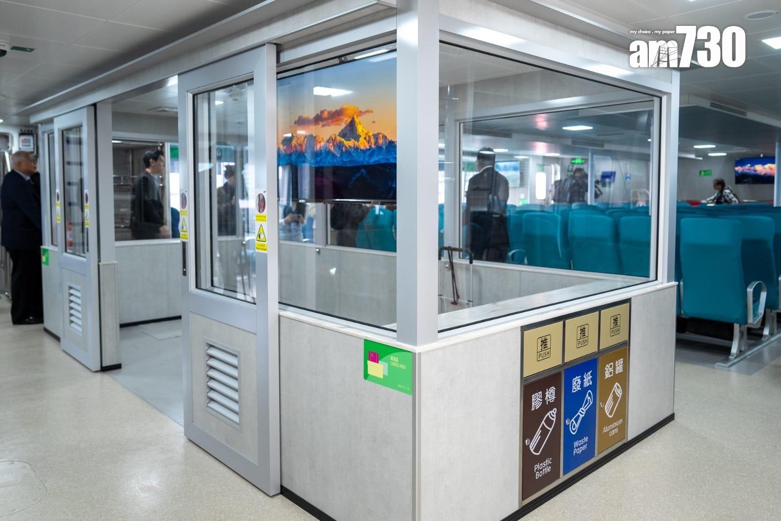 港九小輪的新船「港九1」乘載約450名乘客,船隻有與飛機差不多的海上緊急逃生系統。(林靄怡攝)