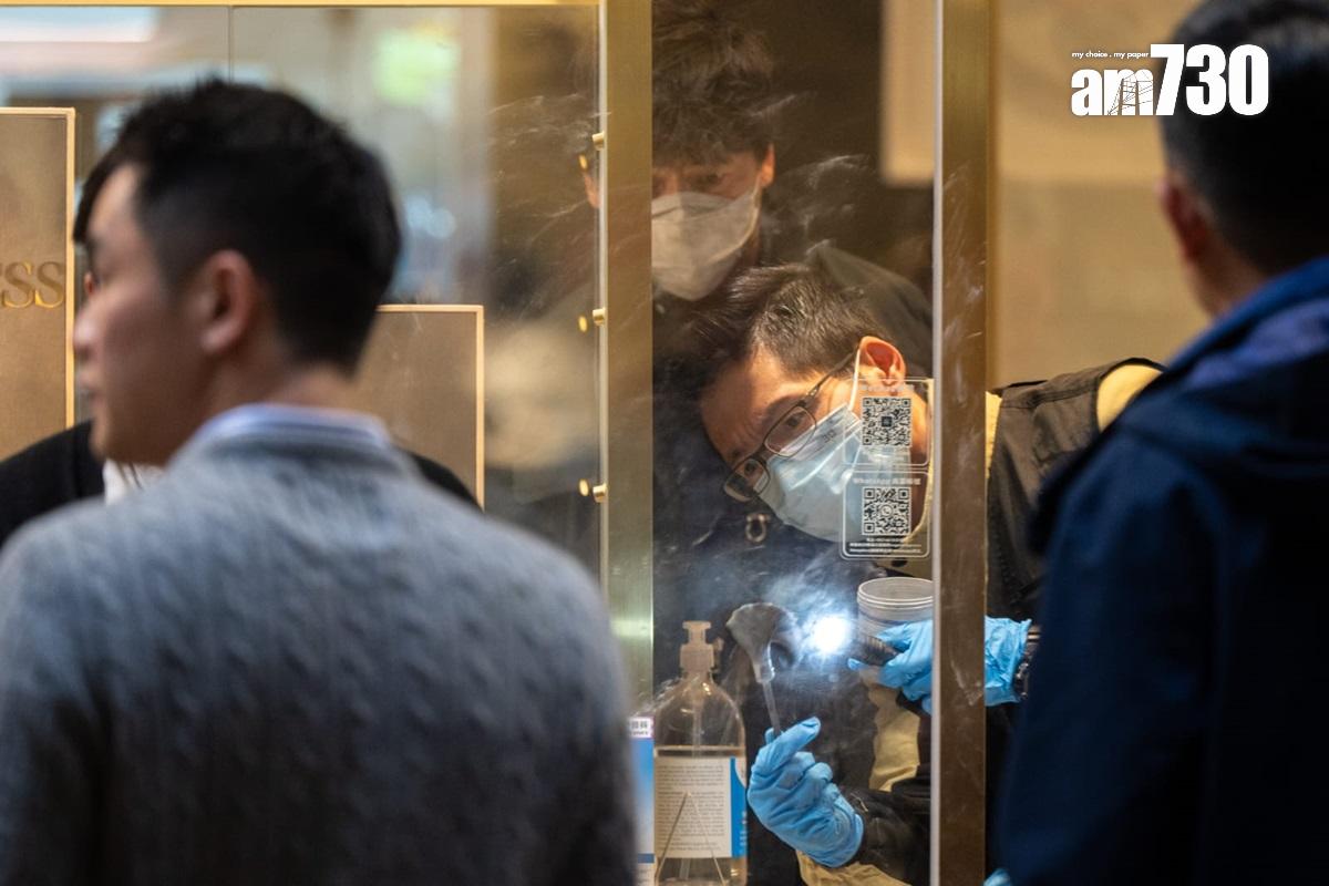 銅鑼灣一間錶行遇劫,探員到場蒐證和檢取證物。(林靄怡攝)