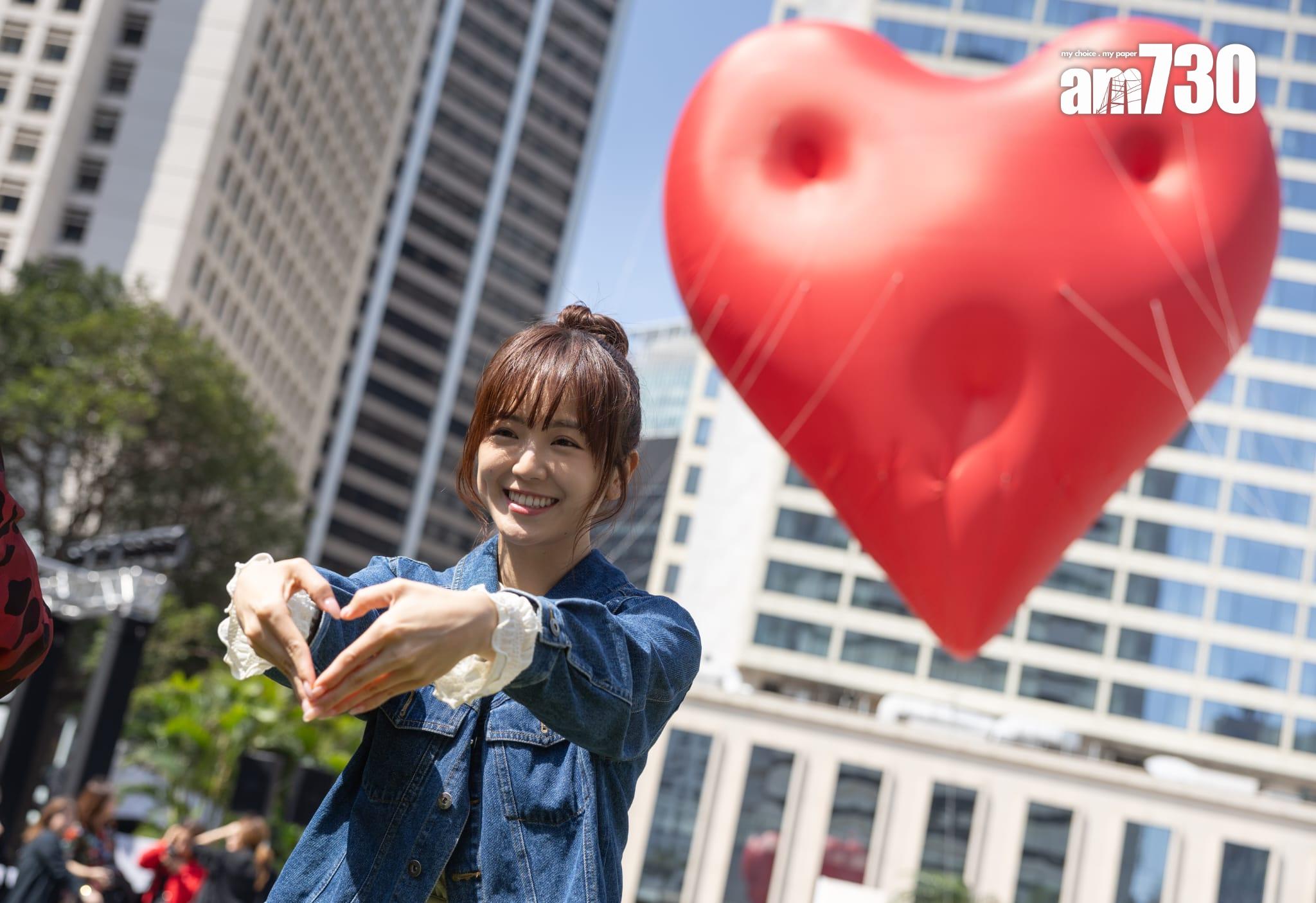 情人節2024|12米巨型紅心Chubby Hearts今日在中環皇后像廣場上展出。(蘇文傑攝)