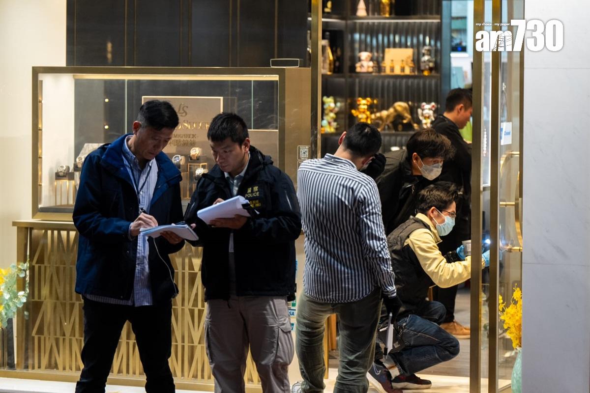 銅鑼灣一間錶行遇劫,探員到場蒐證和檢取證物。(林靄怡攝)