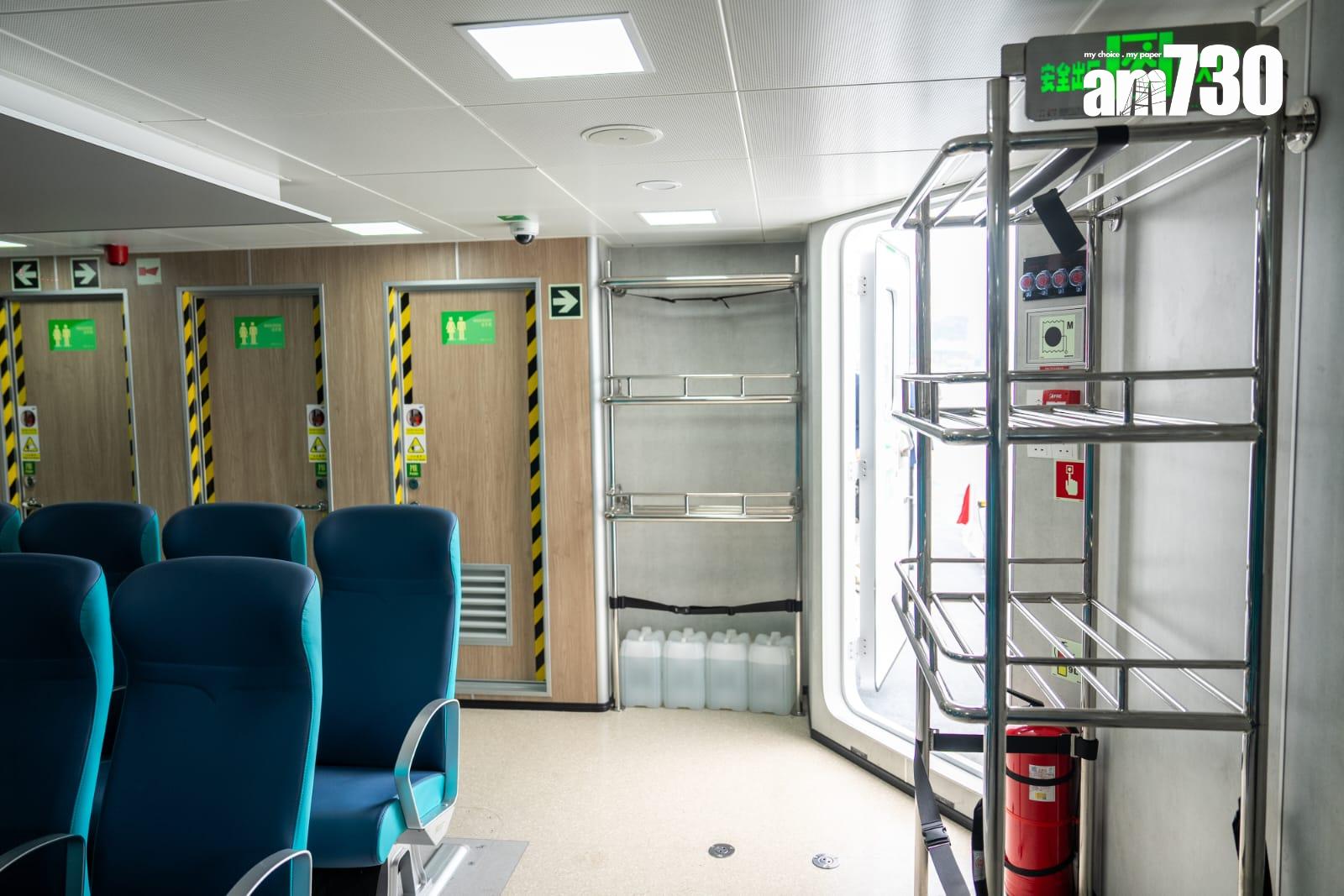 港九小輪的新船「港九1」乘載約450名乘客,船隻有與飛機差不多的海上緊急逃生系統。(林靄怡攝)