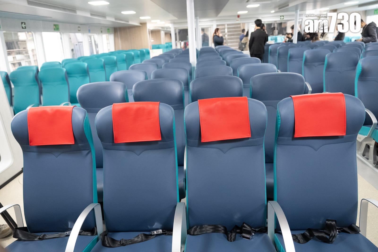 港九小輪的新船「港九1」乘載約450名乘客,紅色為寵物位。(林靄怡攝)