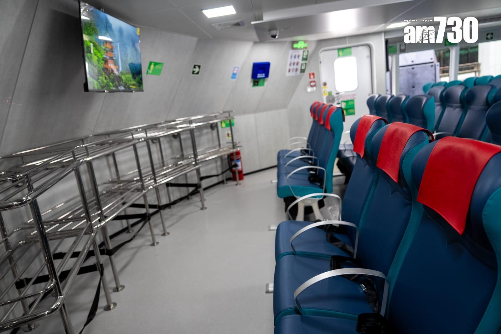 港九小輪的新船「港九1」乘載約450名乘客,紅色為寵物位。(林靄怡攝)