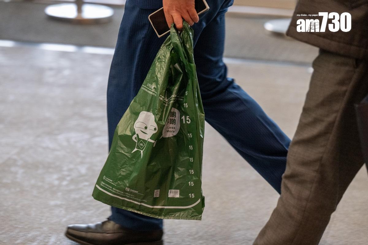 垃圾徵費生效後,市民需要以指定膠袋棄置垃圾。(資料圖片/陳奕釗攝)