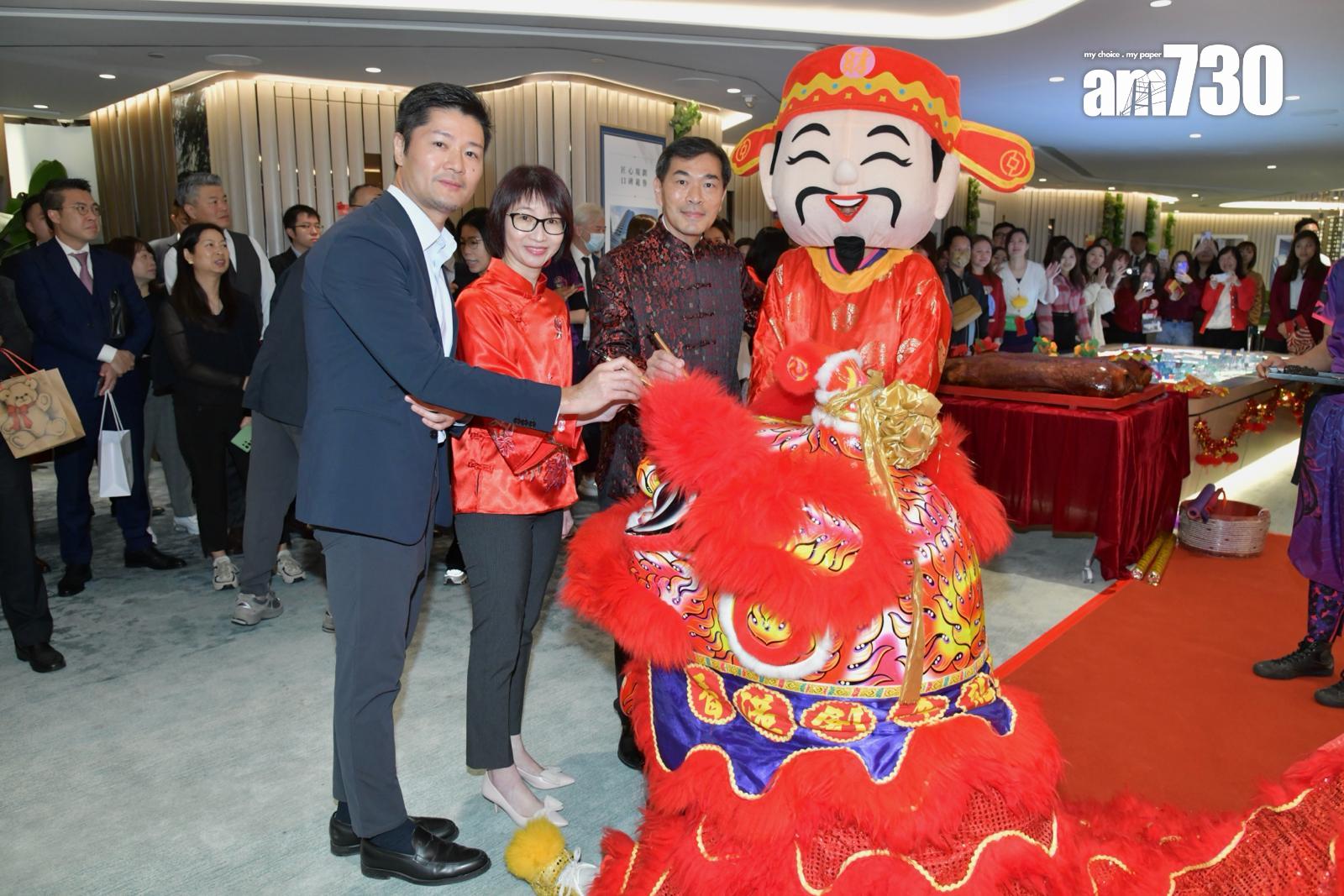 會德豐地產與各大代理行舉辦新春團拜 切開運金豬祝願業界龍年生意興隆