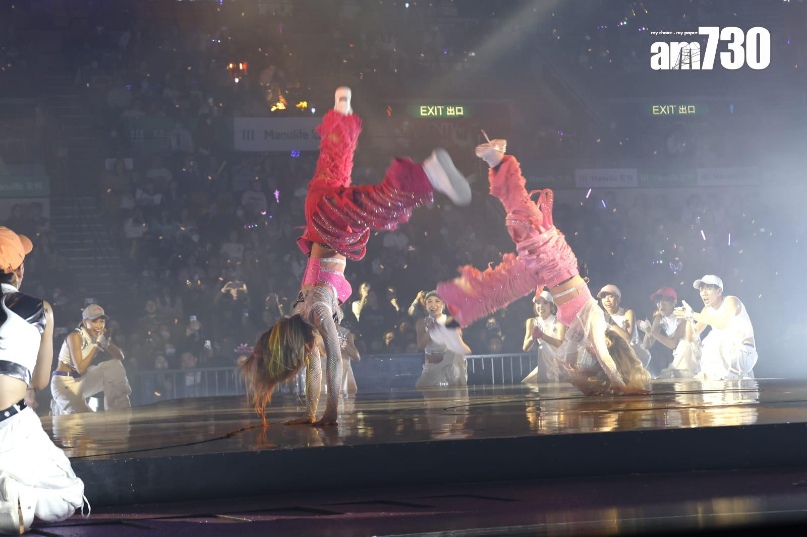 Twins在演唱會重演打側手翻的經典動作。