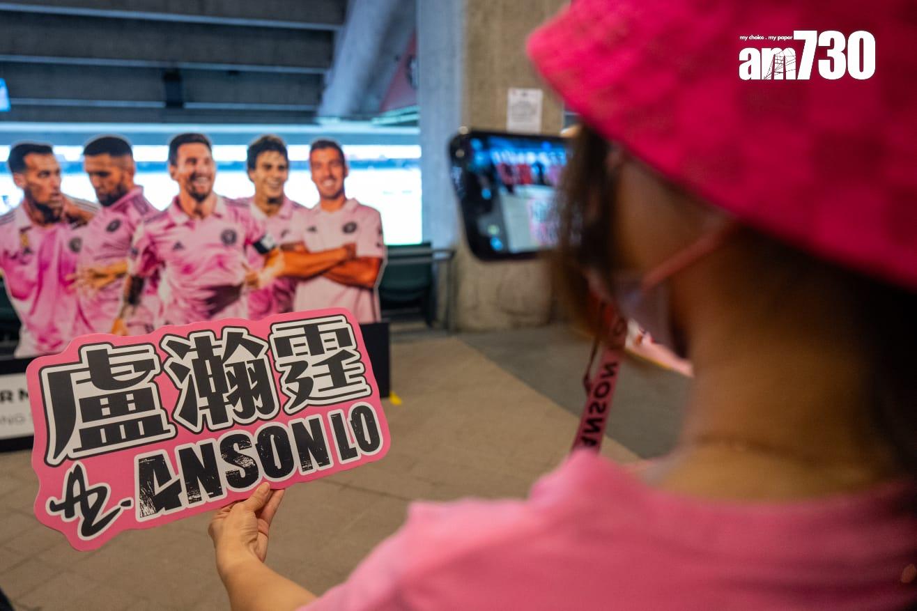 鏡粉到場撐鏡仔。(林靄怡攝)