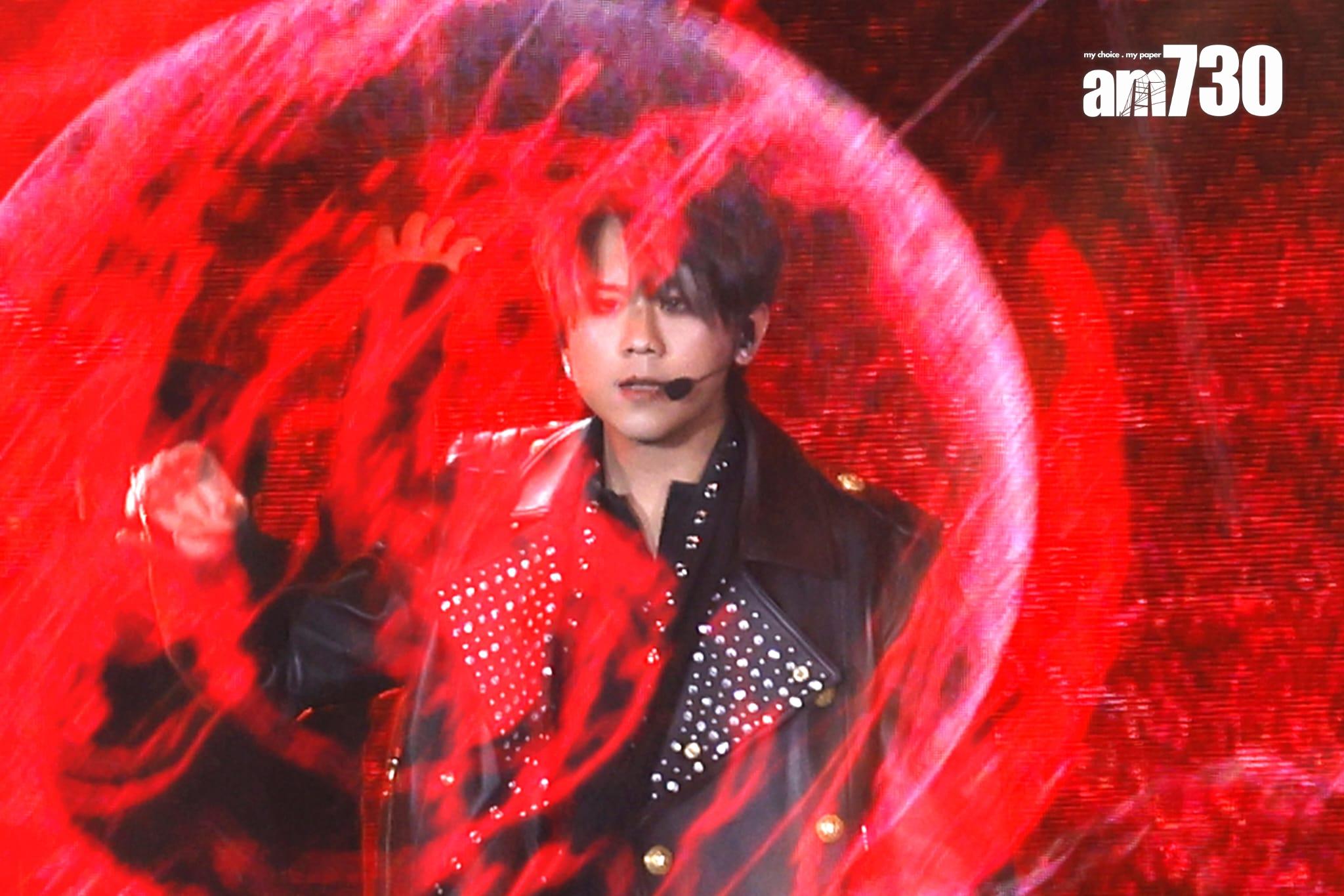 姜濤演唱《黑月》,視覺效果震撼。(林俊源攝)