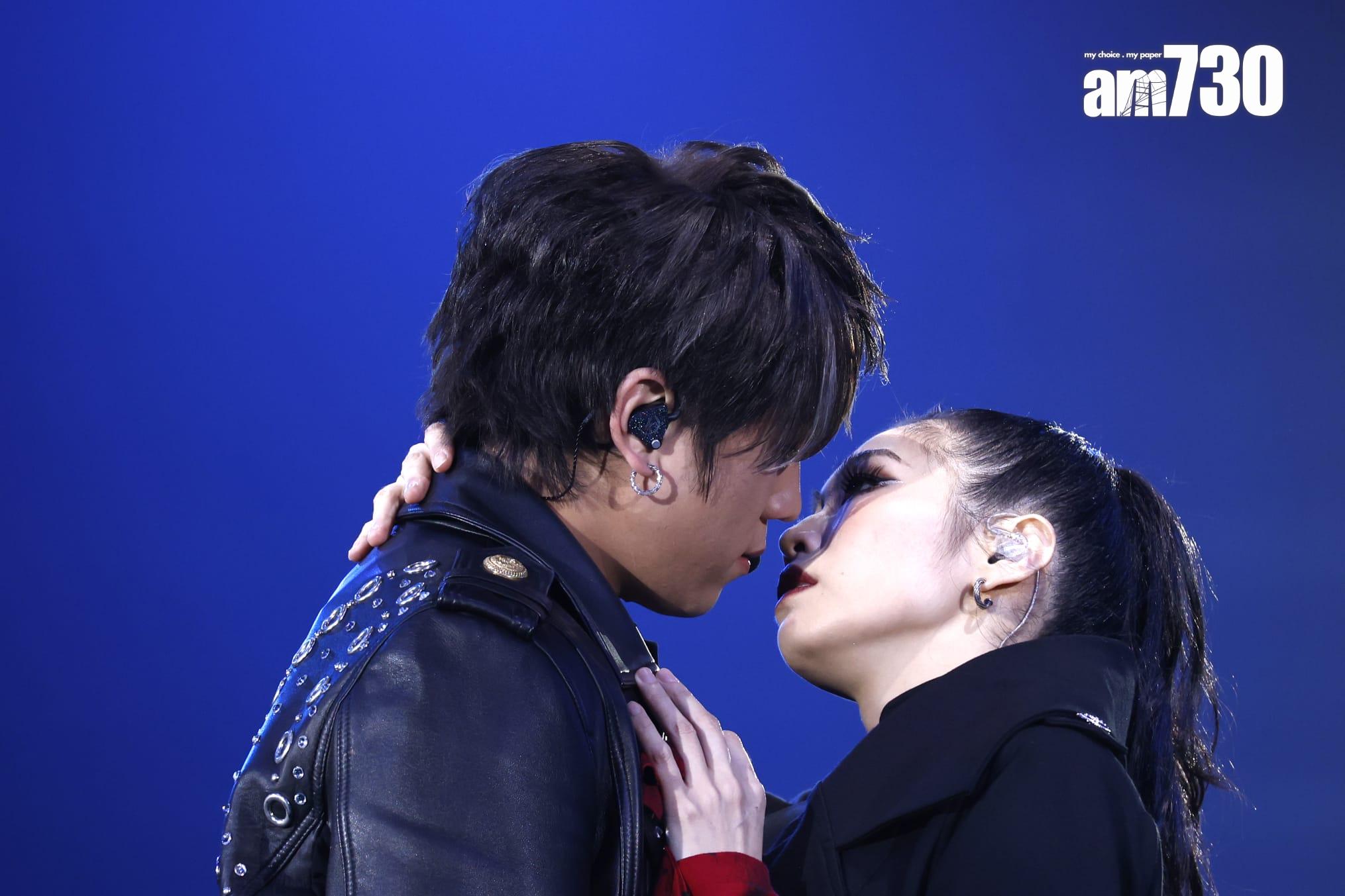 姜濤唱《黑月》時與女舞蹈員有親密演出。(林俊源攝)