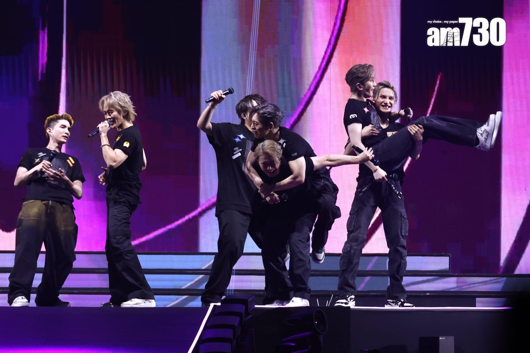 MIRROR《MIRROR FEEL THE PASSION CONCERT TOUR 2024 · HONG KONG》尾場,Jer、Edan和Anson Lo、Jeremy又孭又抱,充滿歡樂。(林俊源攝)