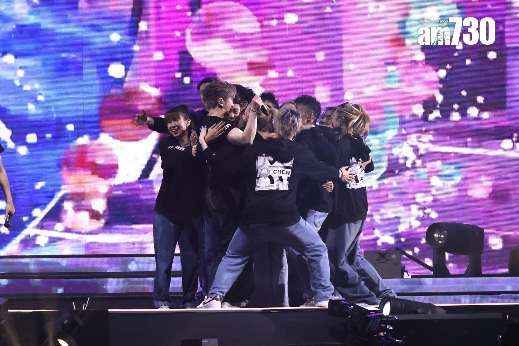 MIRROR十二子與舞者們緊緊互擁,為《MIRROR FEEL THE PASSION CONCERT TOUR 2024 · HONG KONG》畫上圓滿句號。(林俊源攝)