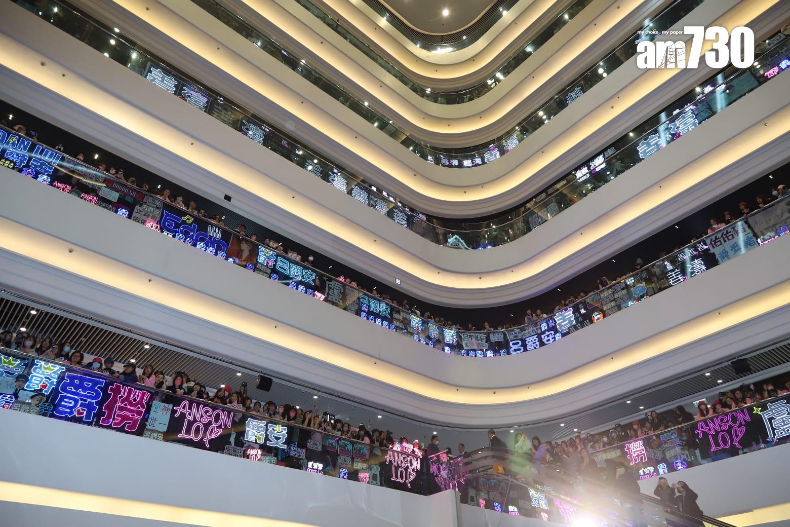 大批「姜糖」、「神徒」和「爵屎」塞爆7層商場,場面虛冚。(羅錦鴻攝)