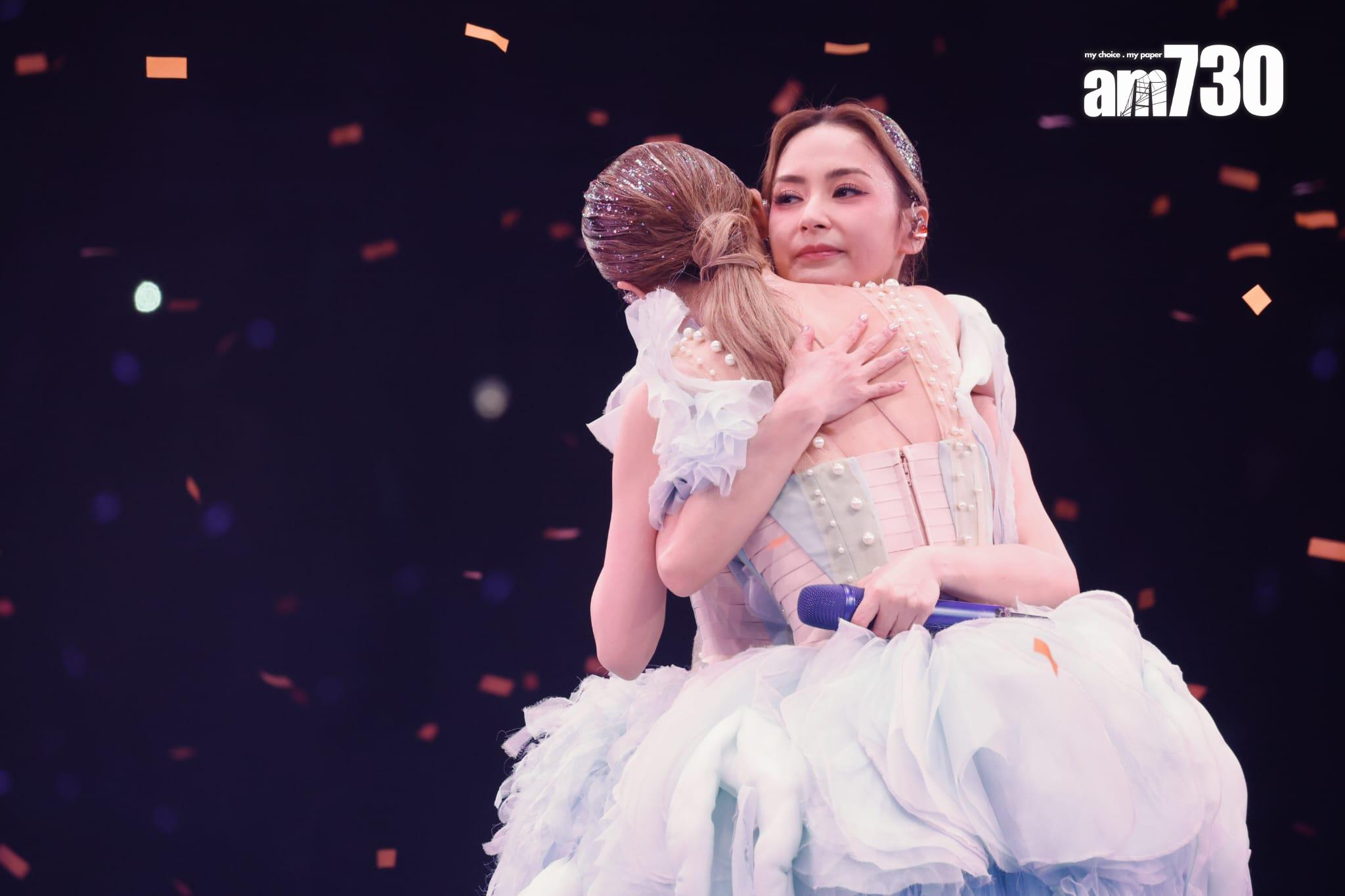《TWINS SPIRIT SINCE 2001 LIVE IN HONG KONG》紅館演唱會尾場,阿Sa與阿嬌感觸擁包。(蘇文傑攝)