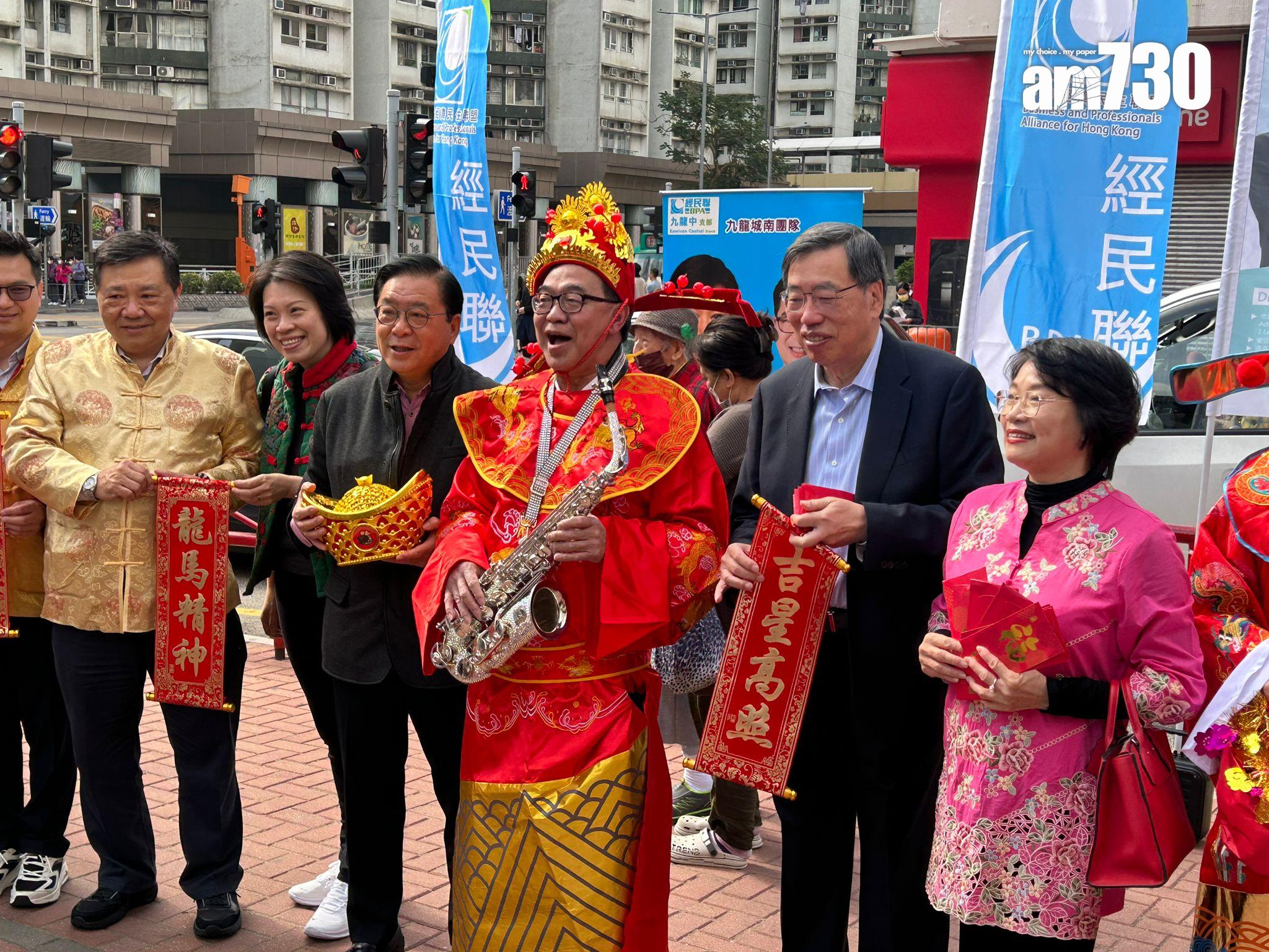 Ray Online|經民聯花車在多區巡遊團拜,陸瀚民生仔會獲黨內「貼多」4萬元。(陳芷晴攝)